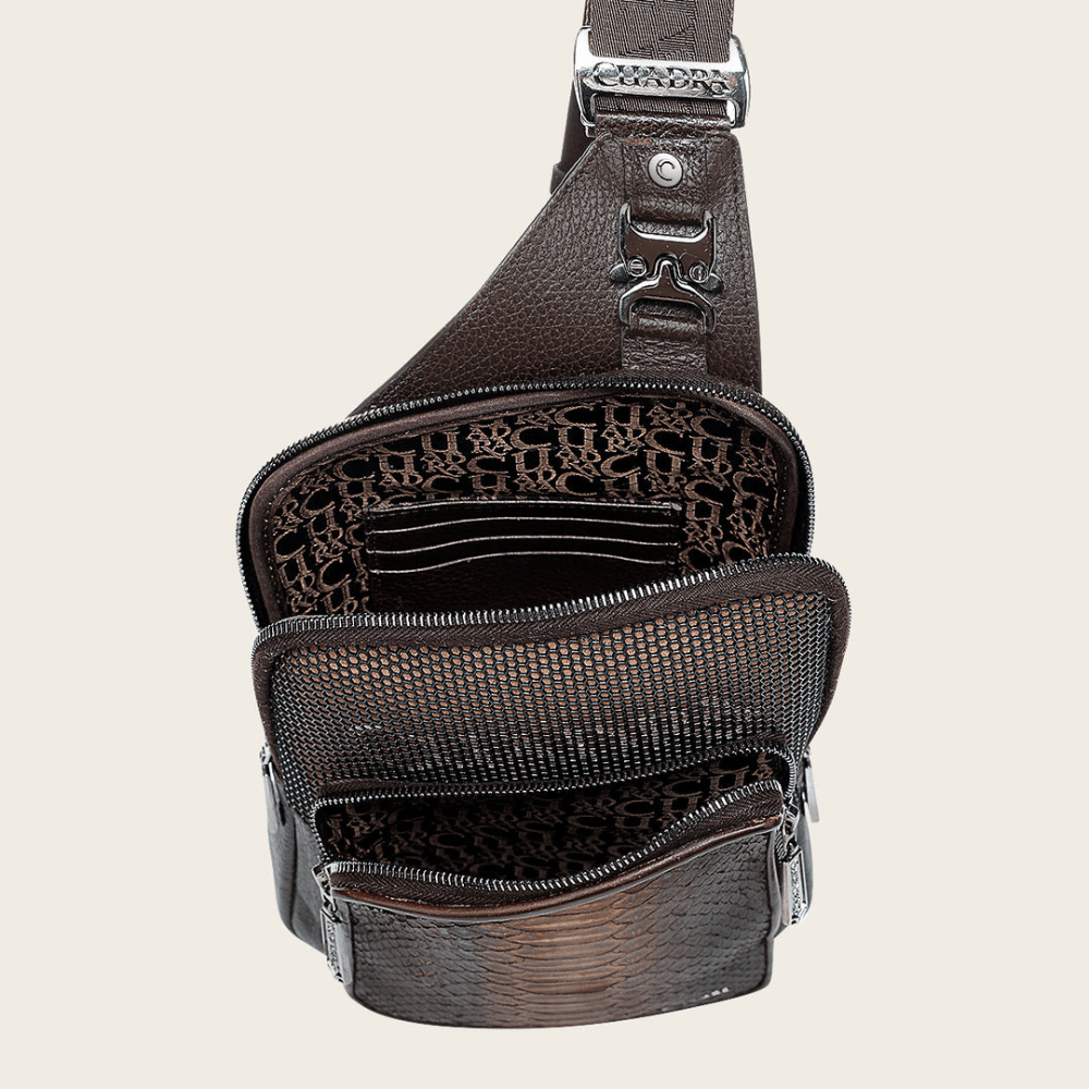 Interior amplio con un compartimento principal y bolsillo adicional.