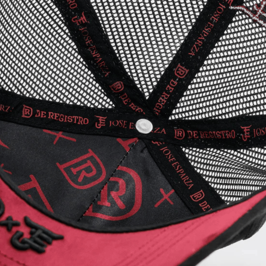 Vista interna con cintas y forro estampado en rojo y negro.