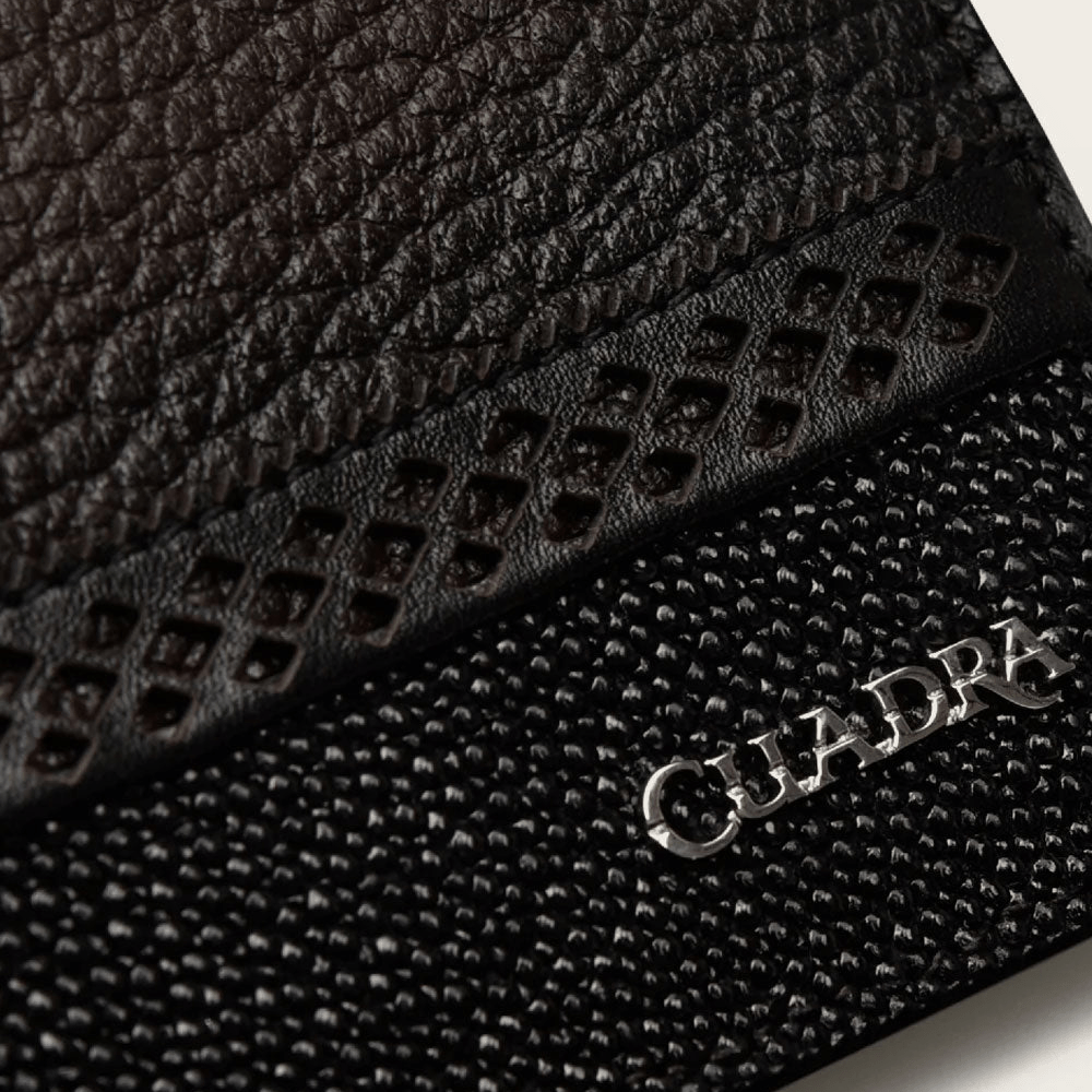 Acercamiento a la textura detallada de la piel y el grabado del logotipo.