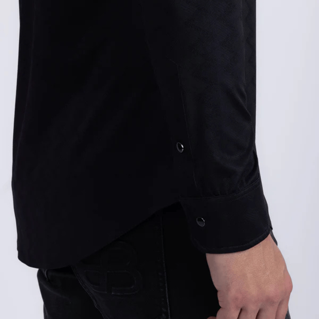 Detalle de manga y puño, mostrando el acabado suave y pulido.