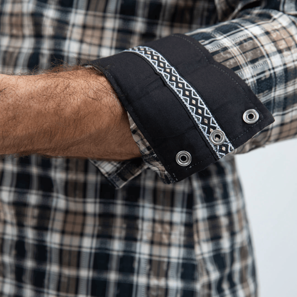 Vista del puño doblado revelando contraste interior y botones.