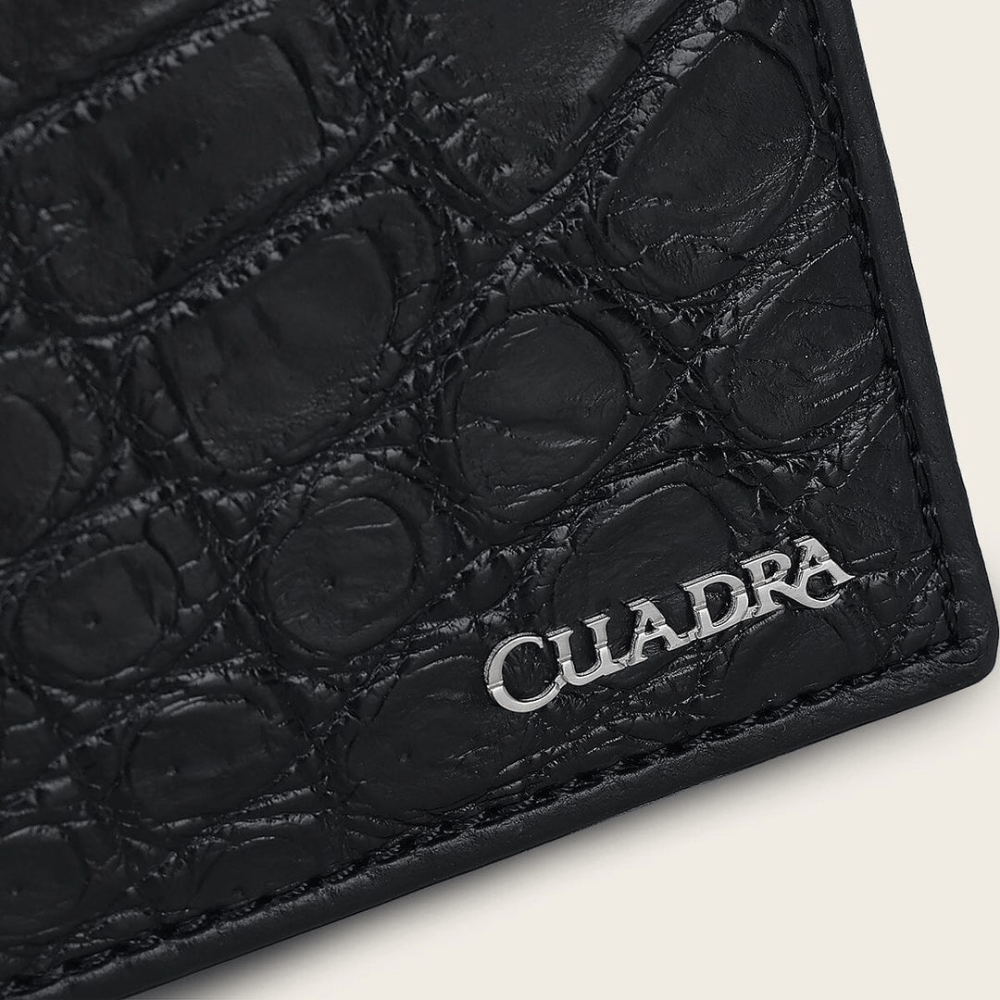 Imagen enfocada en la textura de la piel y el detalle del logotipo.