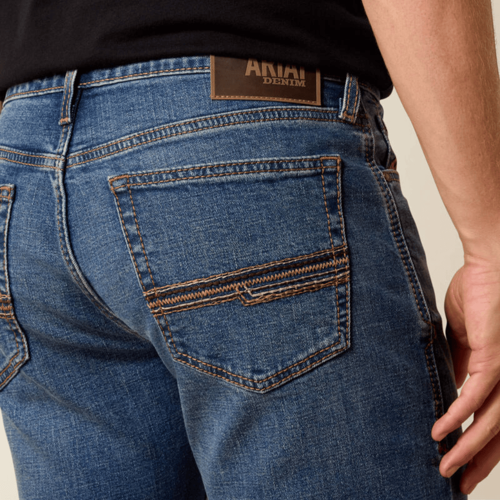 Acercamiento a bolsillos traseros con logo Ariat.
