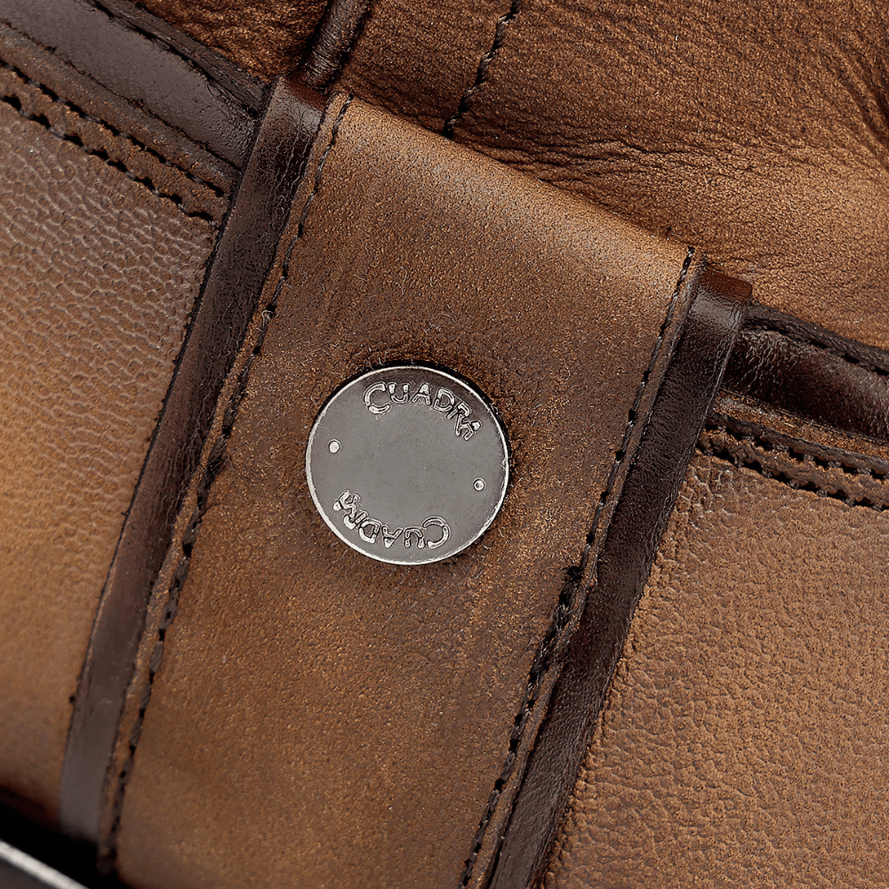 Acercamiento al detalle del herraje lateral y la calidad del acabado.