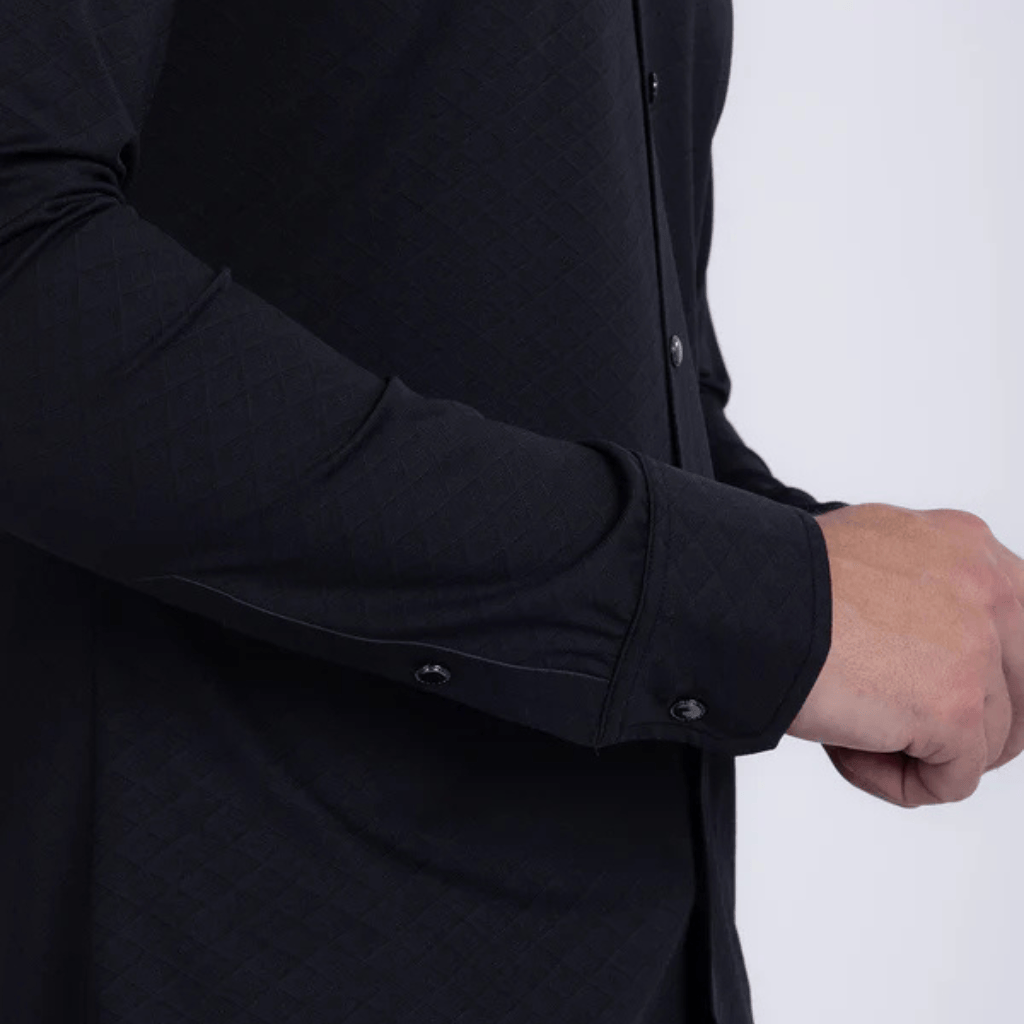 Detalle de manga y puño, mostrando el acabado fino del tejido.