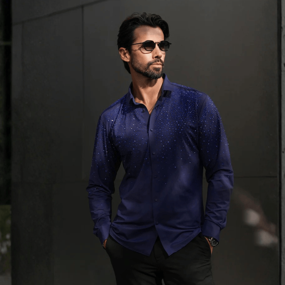 Modelo posando con la camisa resaltando un look atractivo y moderno.