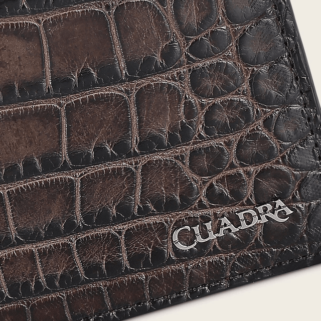 Primer plano que destaca la textura única de la piel de alligator.