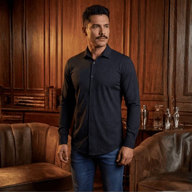 Camisa en ambiente interior, look sofisticado ideal para noche.
