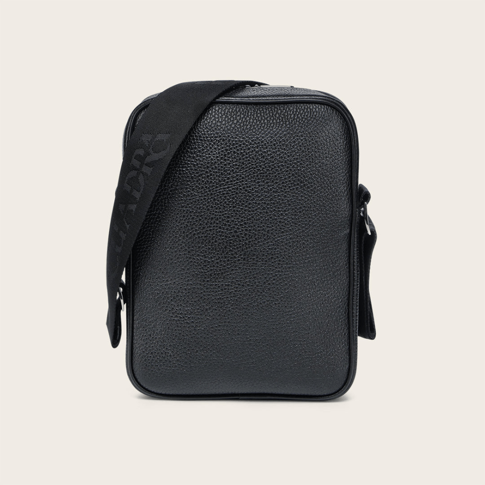 Parte trasera en piel lisa de grano fino.