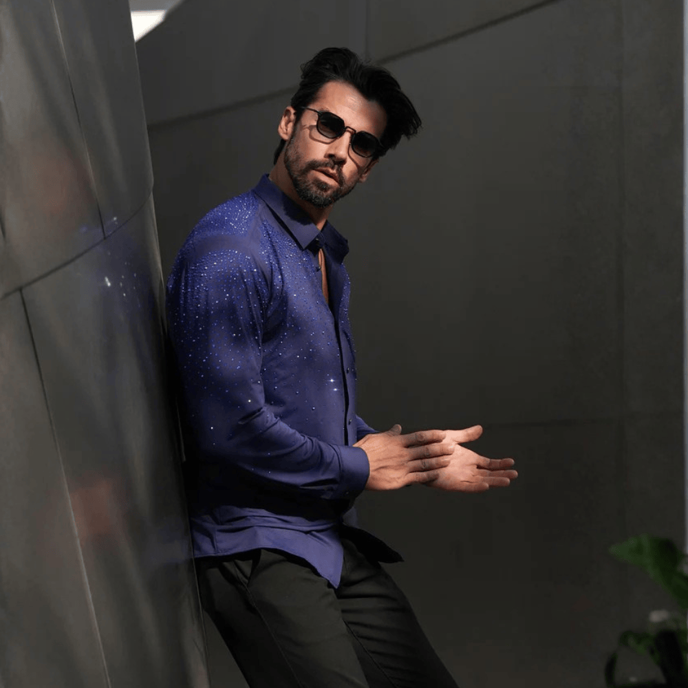 Foto con fondo oscuro donde resaltan los detalles brillantes del diseño.