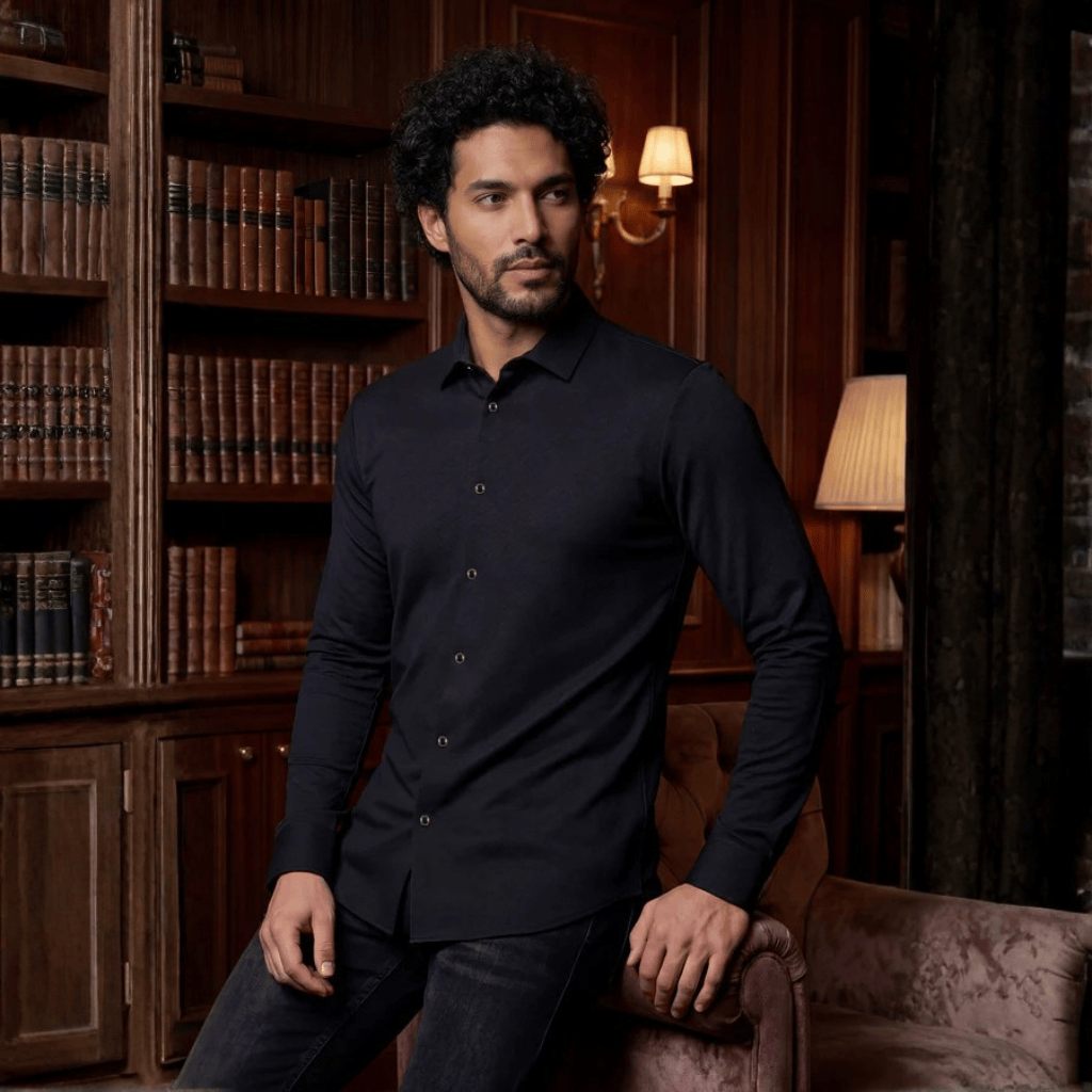 Camisa en ambiente interior, look sofisticado con carácter premium.