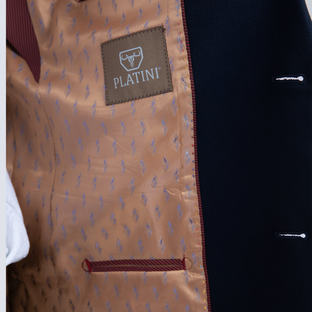 Primer plano del interior con acabado en forro beige y etiqueta Platini.