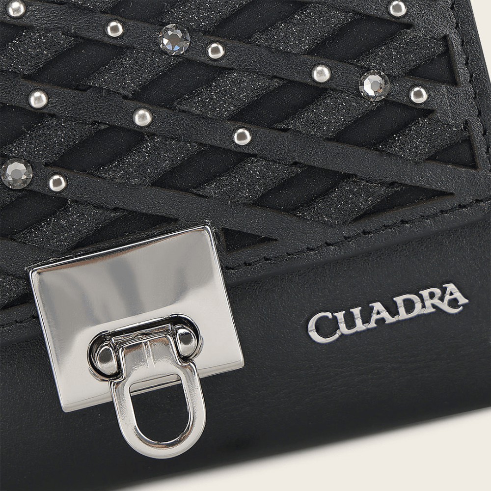 Vista que destaca el diseño trenzado y el acabado brillante del cuero.