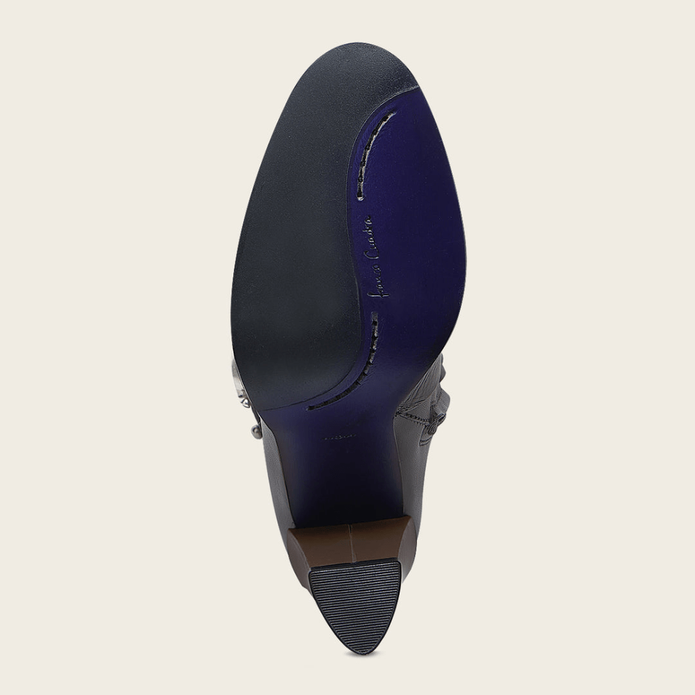Suela con detalle azul mostrando su confección precisa y artesanal.