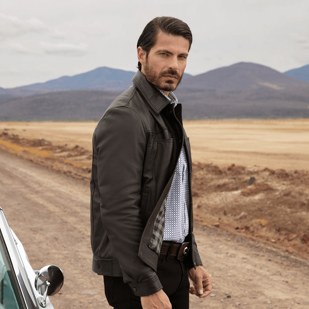 Modelo usando la chamarra en un entorno libre, estilo casual elegante.