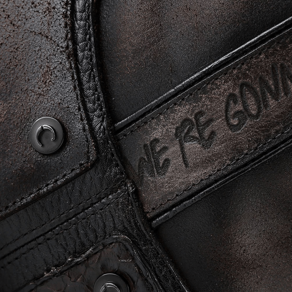 Acercamiento al costado del tubo con grabado en piel “WE’RE GONNA ROCK”.