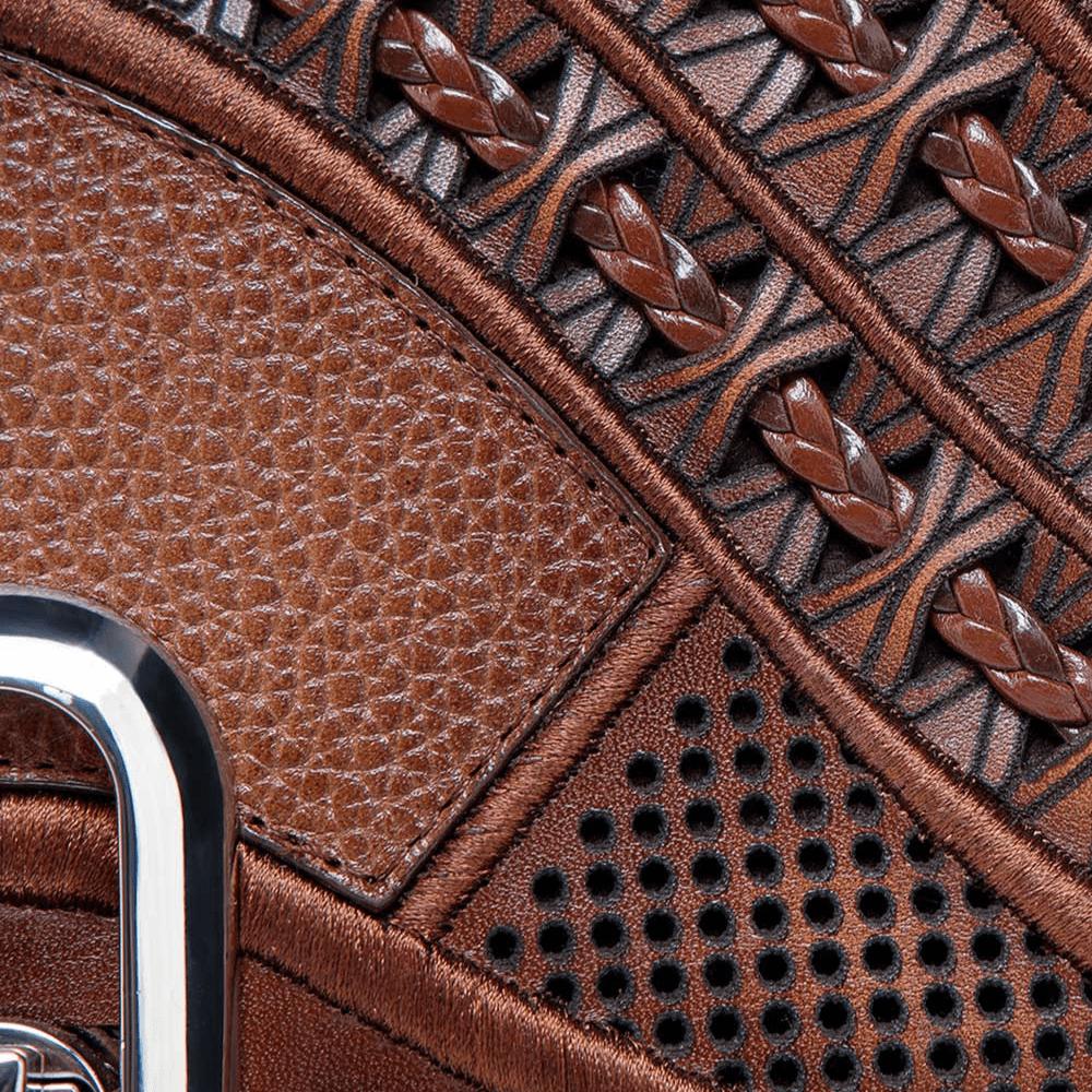 Acercamiento de los detalles en piel y perforada con acabado artesanal.