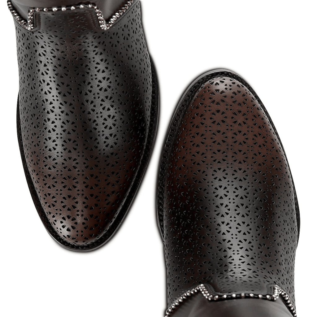 Acercamiento a la punta perforada de la bota.