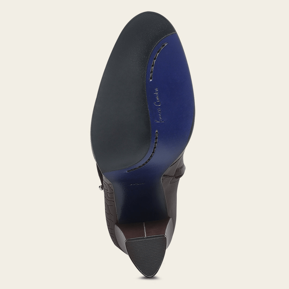 Vista de la suela azul con el logotipo de Cuadra.