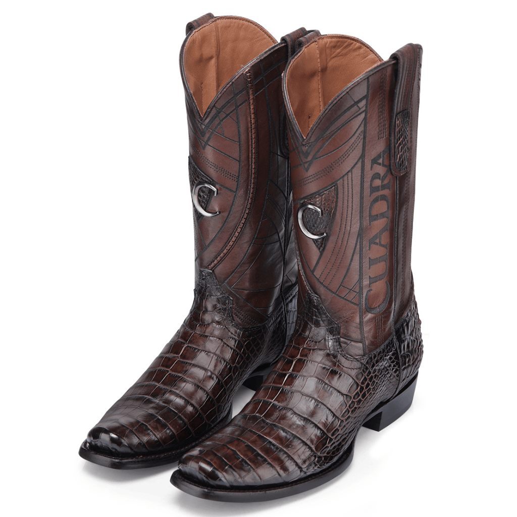 Par de botas completas colocadas en posición ligeramente diagonal.