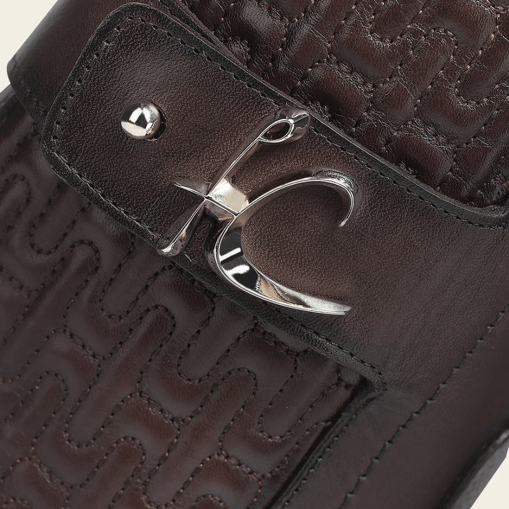 Detalle frontal con acabado texturizado que resalta su confección artesanal.