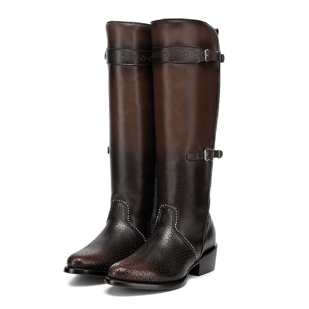 Par de botas mostrando el diseño ecuestre con perforado laser.