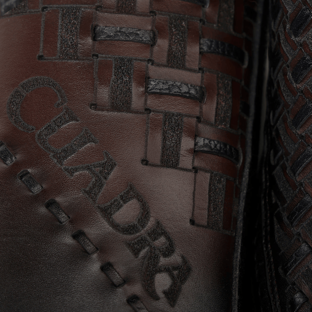 Close-up del tejido y grabado de la marca.