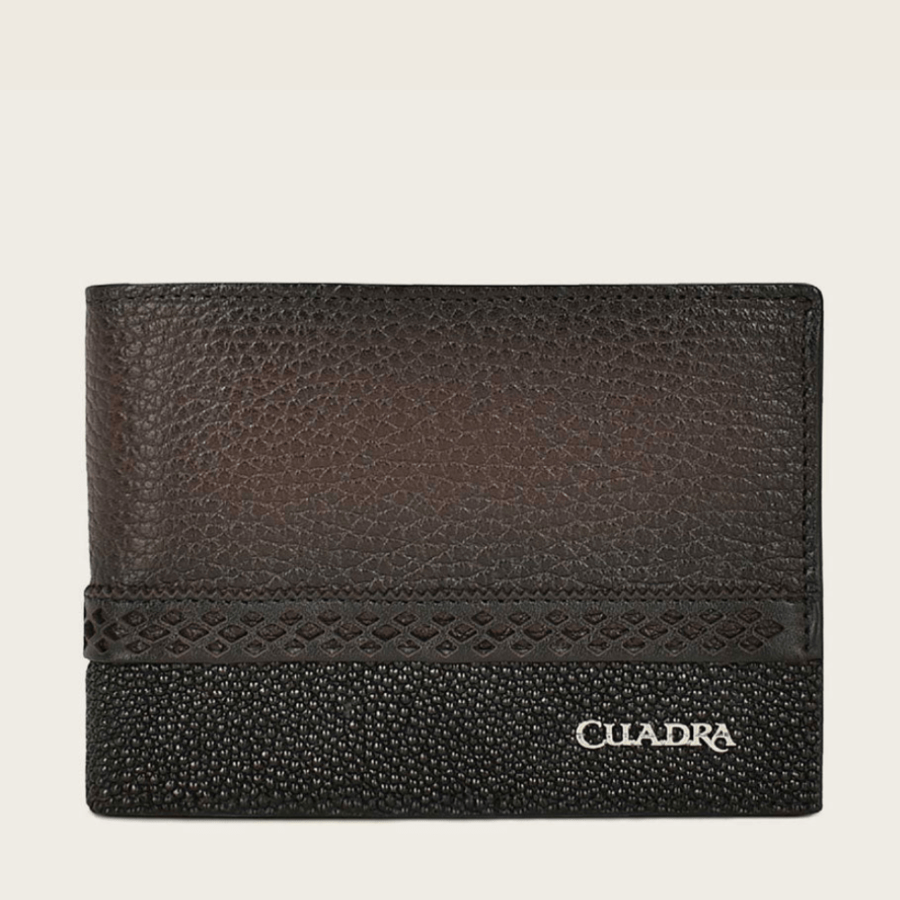 Cartera de piel negra con combinación de texturas y logotipo “Cuadra”.