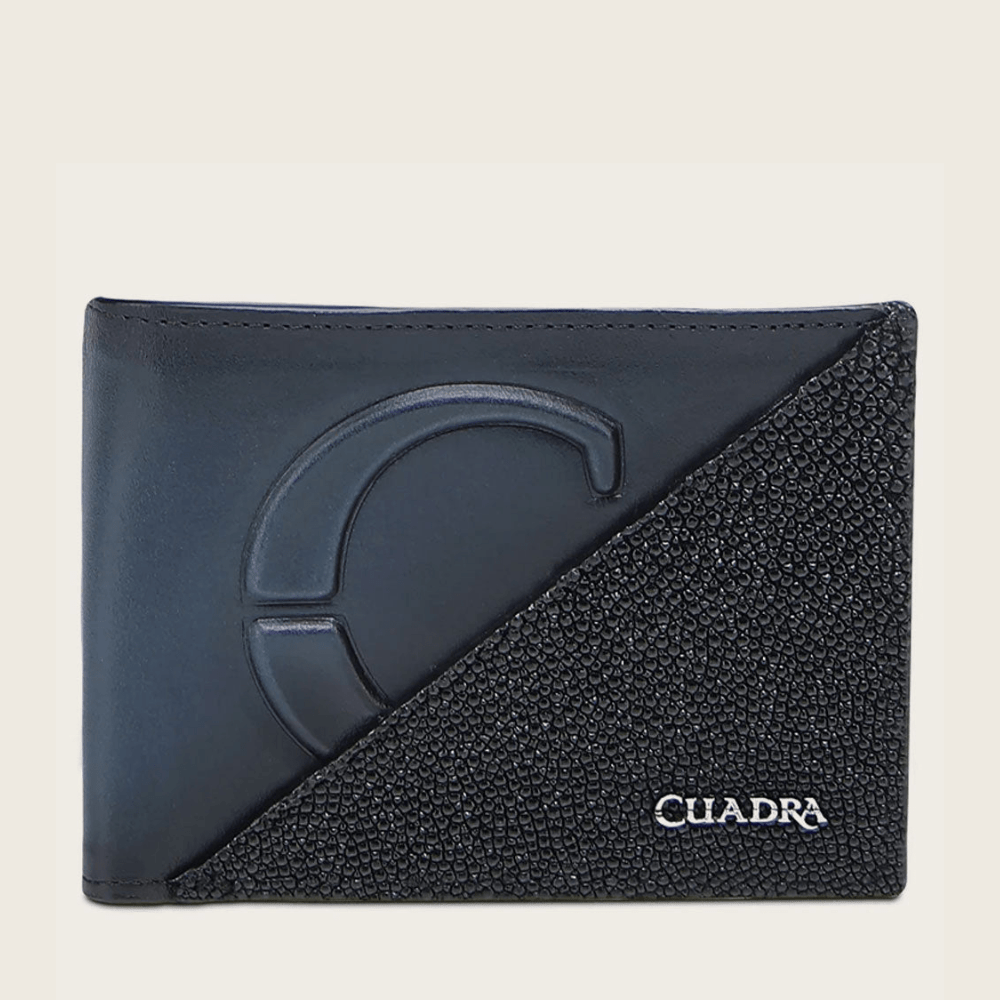 Cartera con diseño diagonal que combina textura lisa y de mantarraya.