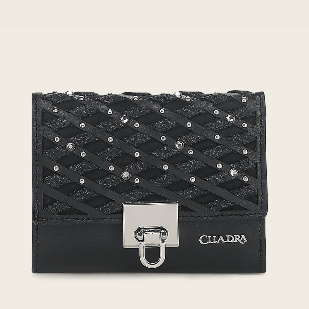 Billetera de piel con textura trenzada y apliques metálicos decorativos.