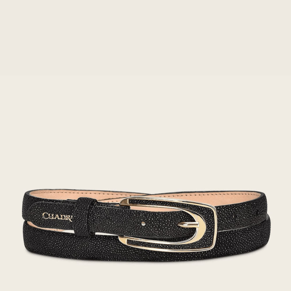 Cinturón negro de piel de mantarraya con hebilla metálica dorada.