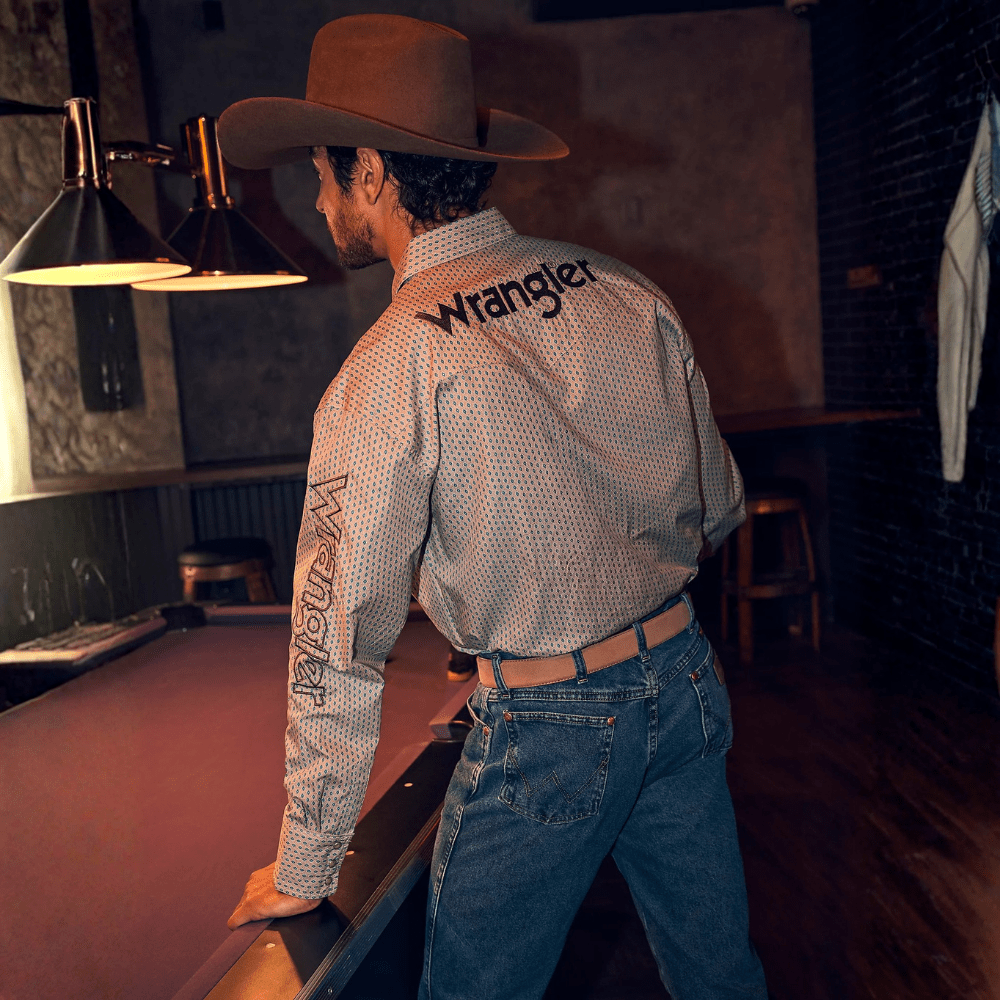 Vista trasera del modelo en un bar, mostrando el bordado de la marca.