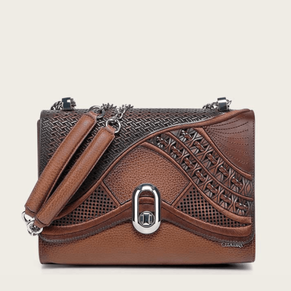 Vista frontal del bolso en piel marrón con detalles trenzados.