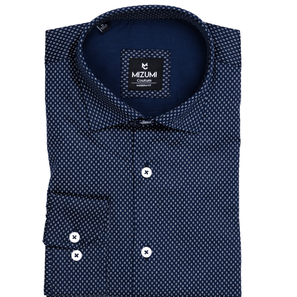 Camisa azul marino con diminutos puntos blancos, de estilo moderno.