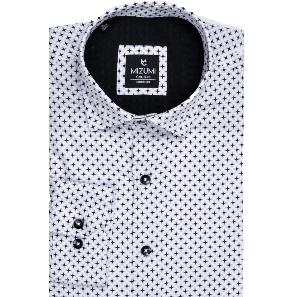 Camisa blanca con estampado de pequeñas cruces negras.