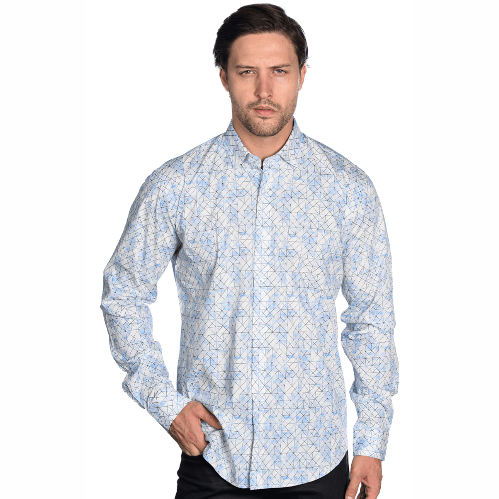 Hombre con camisa de patrón geométrico en tonos azul claro.