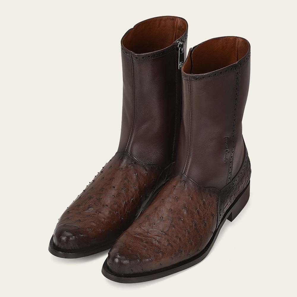 un par de botines cuadra de piel exotica