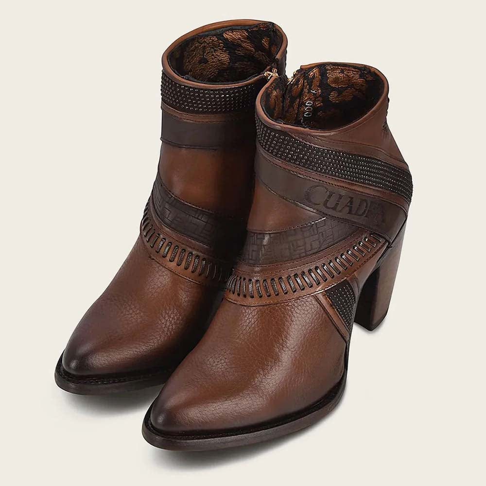un par de botines cuadra