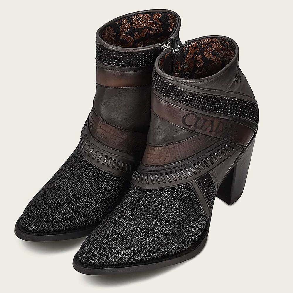 un par de botines cuadra
