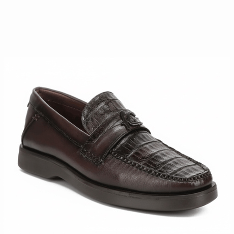 Loafer marrón en piel de caimán con textura marcada y suela oscura.