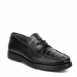 Loafer negro en piel de caimán con textura marcada y suela oscura.