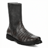 Bota gris con punta en piel de caimán, cierre lateral y suela gruesa negra.