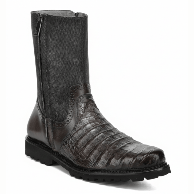 Bota gris con punta en piel de caimán, cierre lateral y suela gruesa negra.