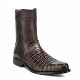 Bota café con punta en piel de caimán, tubo liso y tacón bajo con cierre lateral.