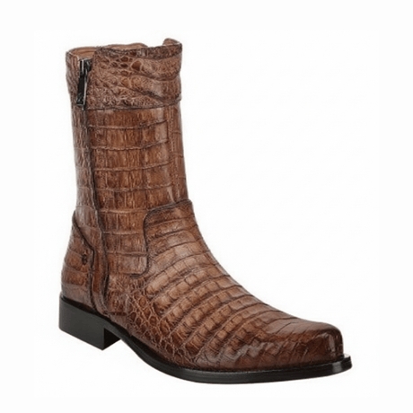 Bota miel en piel de caimán con textura completa, cierre lateral y tacón bajo.
