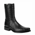 Bota negra en piel de caimán con textura completa, cierre lateral y tacón bajo.