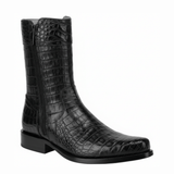Bota negra en piel de caimán con textura completa, cierre lateral y tacón bajo.