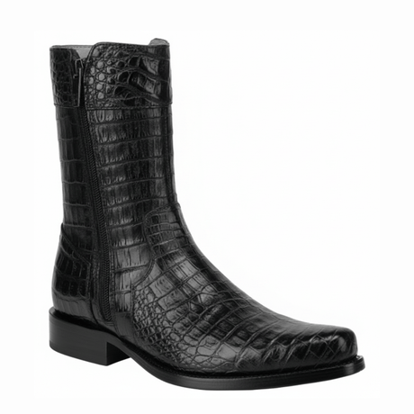 Bota negra en piel de caimán con textura completa, cierre lateral y tacón bajo.