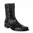 Bota en piel de alligator con textura completa y tacón bajo elegante.