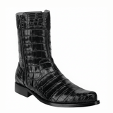 Bota en piel de alligator con textura completa y tacón bajo elegante.